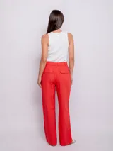 Pantalón ancho celeste de lino y viscosa, con bolsillos delanteros y cierre con botón.