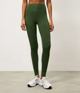 Legging deportiva de tiro alto confeccionada en microfibra, con diseño ajustado al cuerpo y costuras reforzadas en los laterales. Ofrece gran elasticidad y sujeción para actividades físicas.