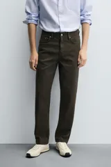 Pantalón de corte recto confeccionado en tejido de algodón con elasticidad. Presenta diseño de cinco bolsillos, cierre frontal con cremallera y botón.