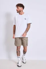 Bermuda cargo color caqui con bolsillos laterales y ajuste con cordón.