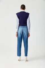 Jean azul de corte baggy, tiro alto, pierna ancha y botamanga ajustada. Lavado super stone wash con localizado y bigotes.