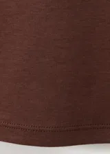 Camiseta de algodón color marrón, de diseño recto, cuello redondo y manga corta.