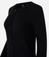 Cardigan de punto negro, de corte clásico, con cuello redondo, manga larga y cierre frontal de botones.