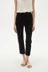 Pantalon jean de corte recto y tiro alto, color negro, con bolsillos laterales y traseros.