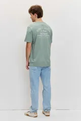 Remera verde militar de manga corta, con cuello redondo y pequeño estampado tipográfico blanco en el pecho.