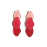 Aros colgantes con tres piezas de acrílico de diferentes tonos de rosa.