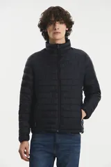 Campera puffer de color negro con cuello alto y cierre frontal completo. Presenta un diseño acolchado con costuras horizontales y bolsillos laterales con cierre.