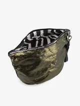 Bolso de mano rectangular cubierto de lentejuelas doradas y negras con diseño abstracto. Tiene cierre de cremallera en la parte superior y correa de mano de cuero marrón.