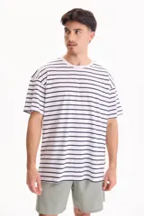 Remera de manga corta con diseño a rayas horizontales y corte oversize, confeccionada en algodón.