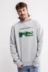 Buzo gris de felpa con cuello redondo y estampado frontal con la palabra "DUOTONE" y un paisaje.