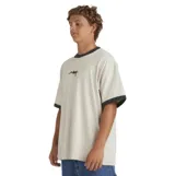 Remera Billabong modelo Script Ringer, de color beige con cuello redondo y ribetes en las mangas de color negro. Presenta un pequeño estampado gráfico central en el pecho.