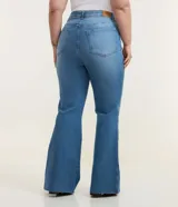 Pantalón de jean femenino azul claro, modelo flare, con silueta ajustada en caderas y muslos, y acampanado desde la rodilla. Cuenta con cintura media, cierre de botón y cremallera, bolsillos delanteros curvos y bolsillos traseros tradicionales. Confeccionado en algodón más sostenible con elastano.