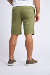 Bermuda tipo chino de corte recto, color verde oliva, con cierre frontal de cremallera y botón, bolsillos laterales y traseros, y pasacintos en la cintura.