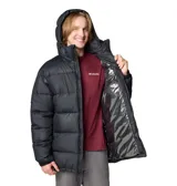 Campera tipo parka de la marca Columbia, color negro, con diseño acolchado, capucha ajustable, cierre frontal completo y bolsillos laterales con cremallera.