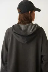 Gorra de gabardina negra con visera curva y aplique metálico plateado con la palabra "garza" en el frente.