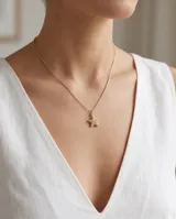Collar de bronce con cadena fina dorada y dije en forma de estrella de mar con apliques de microzircones.