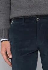 Pantalón de pana azul marino, de corte recto, con bolsillos laterales y traseros.
