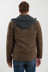 Campera técnica de tejido elástico en color azul marino, con capucha ajustable, cierre frontal y bolsillos laterales con cierre. Cuenta con forro interior de micro polar y ajuste en el ruedo.