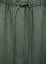 Pantalón de lino color verde militar, de corte recto y tiro medio. Presenta cintura elástica con cordón ajustable, bolsillos laterales y forro interior de algodón.