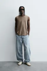 Musculosa gris de corte holgado con cuello redondo y sisa ancha.