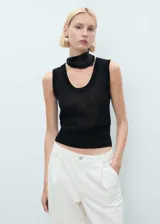 Jeans wide leg de tiro medio color blanco marfil, con diseño largo, trabillas para cinturón, cierre de botón y cremallera, cuatro bolsillos y detalle de pinzas delanteras.