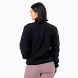Chaqueta polar tipo sherpa color negro, con cierre frontal de botones a presión, cuello alto y bolsillo en el pecho con parche de la marca. Presenta detalles reforzados en nylon y puños elásticos.
