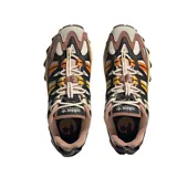 Championes adidas modelo Hyperturf Adventure, con diseño técnico inspirado en el outdoor. Presenta una combinación de colores tierra, negro y detalles en naranja y celeste, con entresuela con tecnología Adiprene+ y suela de gran agarre.
