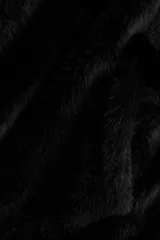 Chaqueta corta de piel sintética en color negro, con cuello redondo, hombreras marcadas y cierre frontal oculto.