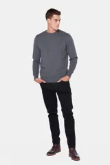 Pantalón de jean skinny celeste con spandex, tiro medio y corte ajustado.