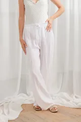 Pantalon de lino de corte ancho y tiro alto, con cintura elástica tipo smock y cordón ajustable.