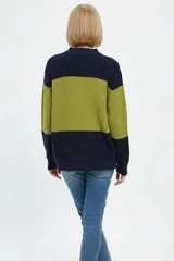Sweater holgado de punto con cuello alto, diseño de franjas horizontales en azul marino y verde, y mangas largas.
