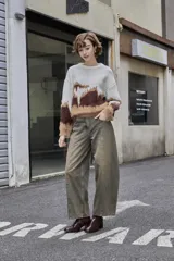Pantalon de jean de corte wide leg en color verde oliva, con costuras frontales verticales y diseño de tiro medio.