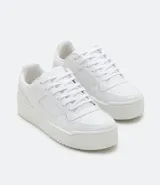 Championes blancos de caña baja con cordones, recortes laterales, puntera redonda y suela texturizada de 4cm de altura.