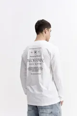 Remera de manga larga color celeste, con escote redondo y estampado frontal con la frase "FAVOR RAINS DOWN + ON ME" y el logo de Mistral.