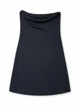 Vestido corto negro con estampado de pequeños puntos blancos, diseño strapless con escote drapeado y corte recto.