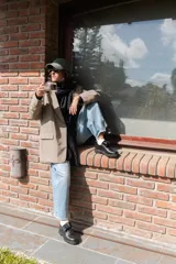 Zapato Oxford negro de cuero con cordones, suela track y detalle de aplique con logo en la lengüeta.