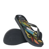 Sandalias tipo ojota Havaianas con base negra y estampado tropical colorido en la plantilla. Poseen tiras negras con textura y logo de la marca en relieve.