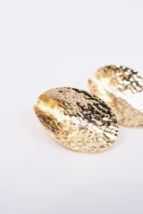 Par de caravanas de diseño ovalado con superficie texturizada y acabado metálico brillante.