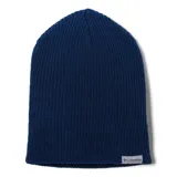 Gorro de punto acanalado en color azul oscuro, con ajuste holgado y etiqueta de la marca Columbia en el borde inferior.