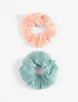 Set de dos gomitas para el pelo tipo scrunchie con textura plisada, una en color rosado y otra en color verde menta.