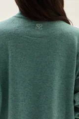 Polera de tejido de punto color azul, con cuello alto, manga larga y puños acanalados.