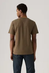 Remera Levi's de manga corta en color verde militar, con cuello redondo y diseño holgado. Presenta un estampado gráfico frontal con la inscripción 'Red Tab' y detalles de texto en tono oscuro.