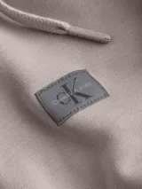 Buzo Calvin Klein con capucha y cremallera, color lila, de corte relaxed, con bolsillos laterales, puños y dobladillo con punto canalé y parche con logo en el pecho.