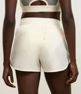 Bermuda deportiva modelo runner de corte holgado, con cintura elástica, bajo redondeado y bolsillo funcional trasero. Confeccionada en tejido de poliéster con elastano.