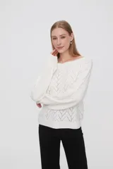 Sweater de tejido calado con diseño de fantasía, corte holgado, cuello bote y mangas largas.
