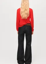 Sweater de punto fino color rojo, con cuello redondo y manga larga de diseño recto.