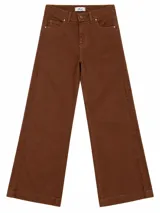 Pantalón de jean color marrón oscuro, de corte wide leg con diseño de tiro medio y bolsillos clásicos.