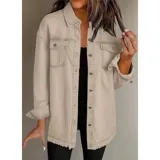 Campera tipo sobrecamisa de jean en color naranja, con corte oversize, cuello italiano, cierre frontal con botones metálicos y ruedo deshilachado. Cuenta con bolsillos frontales con solapa y mangas largas.