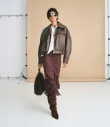 Vestido midi de encaje color bordó, con escote recto, corte ajustado hasta la cadera y volados asimétricos en la falda.