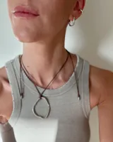 Aros de diseño minimalista con forma de argolla pequeña, realizados artesanalmente en bronce y alpaca con pernos de plata 925.